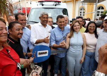 Em Juazeiro, governador entrega ambulância e autoriza obras na Orla pelo Novo PAC