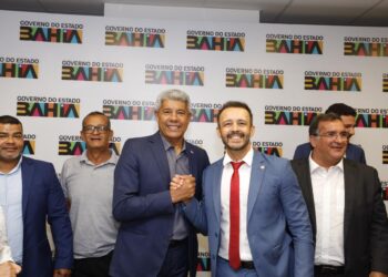 Durante reunião com prefeito, governador detalha ações e investimentos em Baianópolis