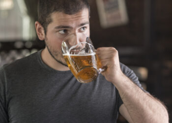 Doenças do fígado aumentam no Verão e consumo em excesso de bebidas alcoólicas é um dos motivos