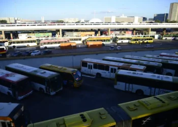 Dezenas de ônibus de uma mesma empresa urbana são apedrejados no DF