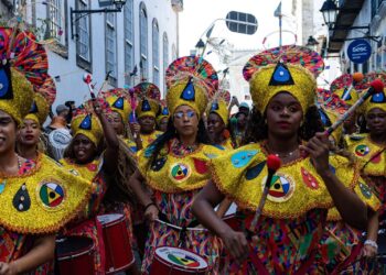 Diversidade musical e famílias nas ruas marcam o primeiro domingo do ano no Pelô