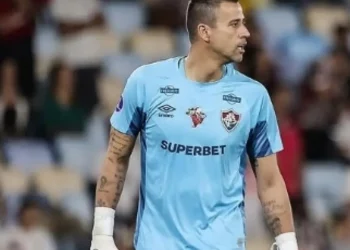 Fábio renova contrato com Fluminense até dezembro de 2027