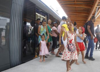 Moradores do Subúrbio Ferroviário participam da primeira viagem-teste do VLT com a comunidade, no trecho Calçada-Lobato