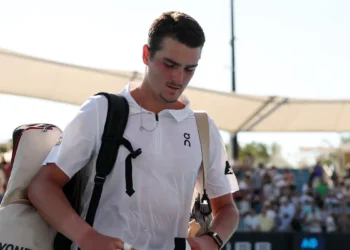 Fora de ritmo, João Fonseca cai na estreia do Aberto da Austrália