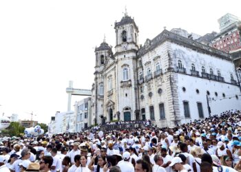 De cadeiras de rodas a carrinhos de bebê: a fé move multidões até a Basílica do Bonfim