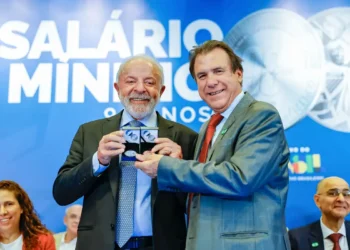 Lula diz que salário mínimo é baixo, mas aponta importância de direito