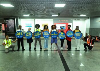 Do avião direto paro Carnaval: Salvador recebe turistas com flash mob dançante no aeroporto
