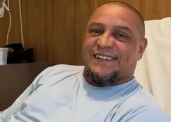 Roberto Carlos tem evolução satisfatória após cirurgia cardíaca, diz boletim