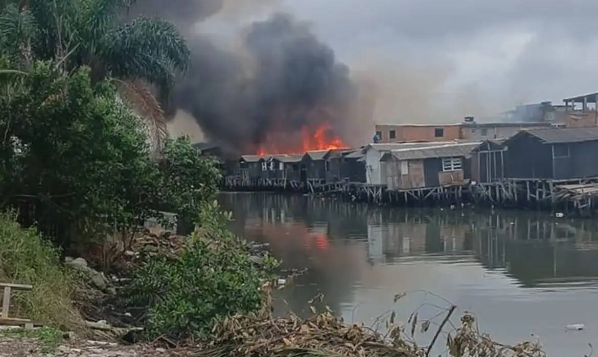Incêndio destrói sete barracos no Dique da Vila Gilda, em Santos