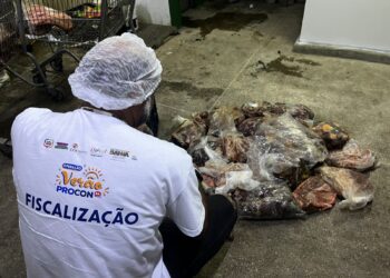 Carne vencida: Supermercado da Praia do Forte é autuado durante Operação Verão do Procon Bahia