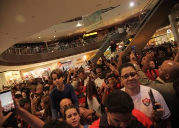 Torcida do Vitória comparece em massa à apresentação de Marinho