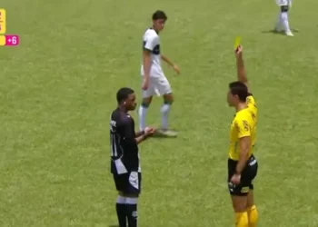 Jogador da Ponte Preta é punido com cartão amarelo por driblar na Copinha