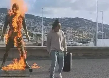 Estátua de Cristiano Ronaldo é incendiada na Ilha da Madeira, em Portugal