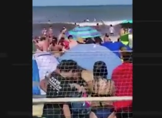 Ondas intensas atingem litoral da Argentina, deixam um morto e ao menos 35 feridos