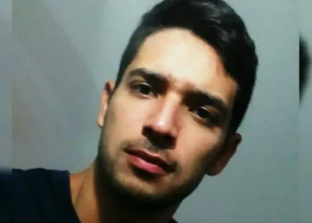 Polícia Civil investiga morte de professor encontrado em parada de ônibus como homicídio