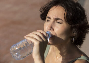 Com altas temperaturas, especialistas alertam para riscos da desidratação no verão