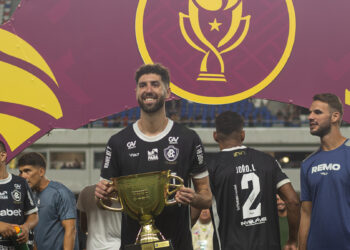 Léo Andrade estreia pelo Remo com título da Supercopa Grão-Pará após seis anos no exterior