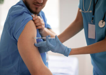 Calor, chuvas e proliferação de doenças acendem alerta para atualização vacinal no verão