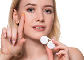 Retire as lentes de contato ao entrar no mar ou na piscina