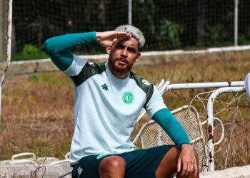 Peça fundamental para o acesso da Chapecoense à Série A, zagueiro Victor Caetano projeta estreia na temporada 2026