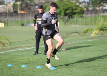 Com sete meses de tratamento, Heitor Roca entra na reta final da recuperação de cirurgia no joelho e vive expectativa de retorno ao Criciúma