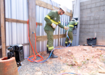 Operação Verão Legal: Neoenergia Coelba remove 874 ligações irregulares de energia em locais turísticos da Bahia