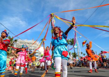 Com fanfarras e grupos culturais, Fuzuê anima o pré-Carnaval de Salvador neste domingo (8)