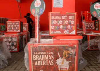 Ambulantes do Circuito Barra-Ondina começam a receber kits e cartão de transporte gratuito para o Carnaval