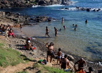 Turistas aproveitam as praias de Salvador após o Carnaval