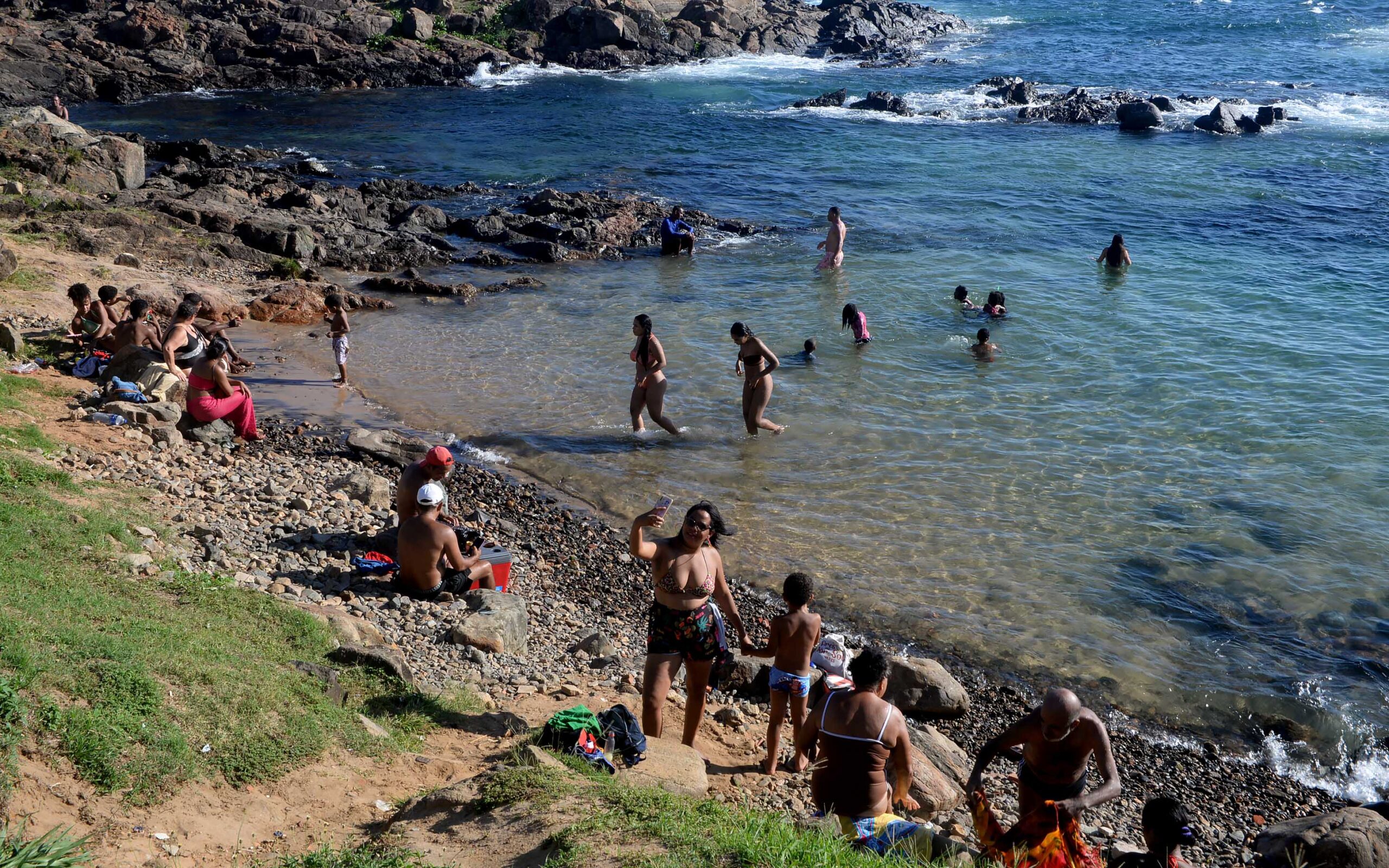 Turistas aproveitam as praias de Salvador após o Carnaval