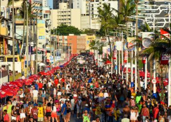 Pela primeira vez no sábado, Furdunço abre o pré-Carnaval de Salvador levando multidões ao Circuito Orlando Tapajós