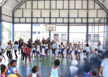 Filhos de ambulantes celebram Carnaval com bailinho no Salvador Acolhe