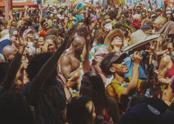 Banho de Mar à Fantasia na Ladeira da Preguiça, neste domingo (8), reafirma tradição pré-carnavalesca, com apoio do Governo da Bahia