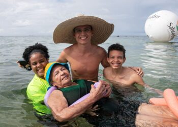 Ondina recebe banho de mar assistido para pessoas com deficiência neste final de semana