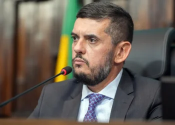 Afastado da presidência pelo STF, Bacellar renova licença na Alerj