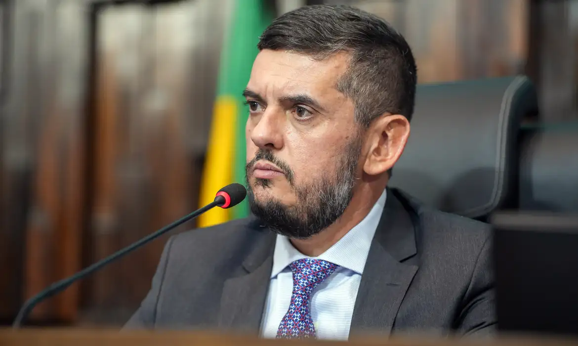 Afastado da presidência pelo STF, Bacellar renova licença na Alerj