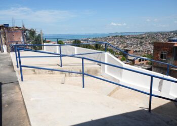 Prefeitura entrega contenção de encosta em Mirantes de Periperi e projeta quase 650 áreas protegidas até o final do ano
