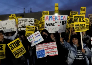 Desordem mundial de Trump: ONG alerta para autoritarismo em 100 países