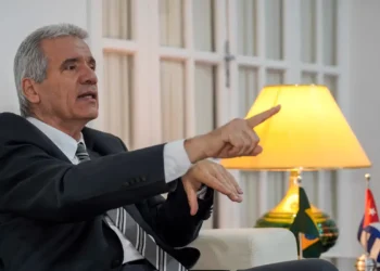 Embaixador de Cuba chama de genocídio medidas de Trump sobre petróleo