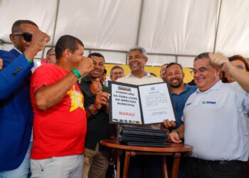 Carnaval de entregas: governador leva mobilidade, apoio ao campo e moradia digna a famílias de Maraú