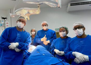 Hospital do Subúrbio realiza cirurgia de escoliose com técnica inédita no Brasil
