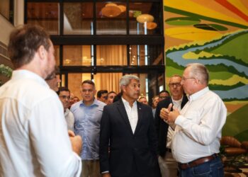 Jerônimo Rodrigues destaca fortalecimento da agroindústria durante visita à Cooperfarms, em Luís Eduardo Magalhães