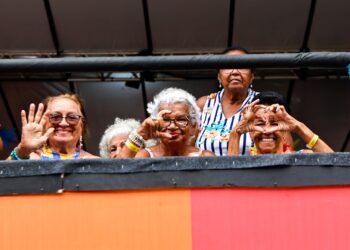 Idosos curtem quinto dia de Carnaval com conforto e segurança nos Camarotes Acessíveis