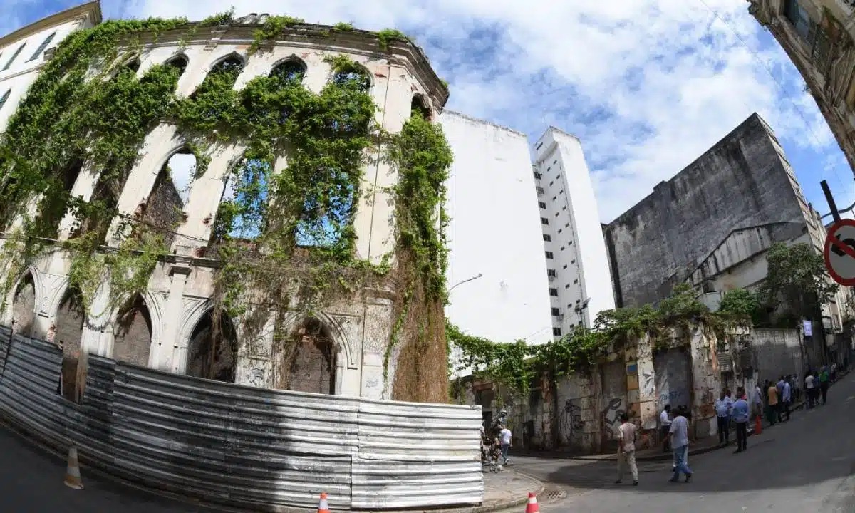 Prefeitura publica decreto que autoriza posse de 36 imóveis abandonados no Comércio para fortalecer segurança e promover revitalização