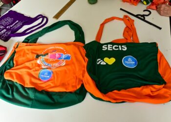 Ação da Prefeitura transforma abadás e camisas utilizadas no Carnaval em cobertas e mochilas