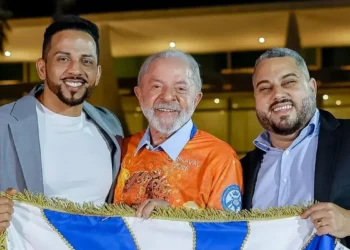 Mãe de Lula “canta” no samba-enredo da Acadêmicos de Niterói