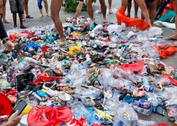 Fundo da Folia mobiliza mergulhadores em ação de limpeza no Parque Marinho da Barra após o Carnaval