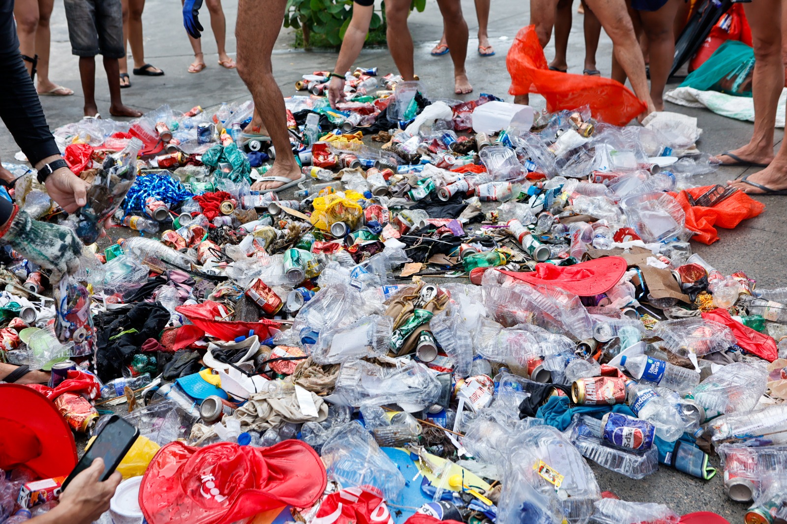 Fundo da Folia mobiliza mergulhadores em ação de limpeza no Parque Marinho da Barra após o Carnaval