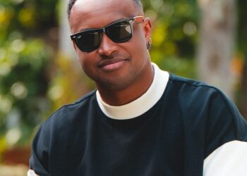 Santa Maré reúne Menos é Mais e Thiaguinho em Praia do Forte na Semana Santa