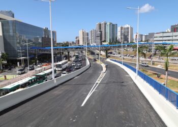 Viaduto na Av. ACM completa um mês e proporciona aumento de 90% na velocidade de vias, economia de combustível e maior fluidez